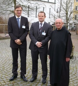 Der neue Pflegedirektor Ralf Busse (Mitte) zusammen mit...