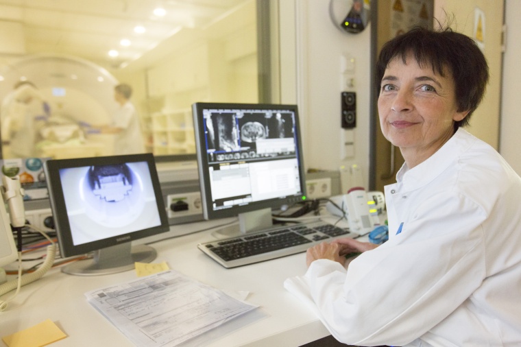 Prof. Dr. Regine Kluge bei der CT-Untersuchung eines Patienten (Foto:...