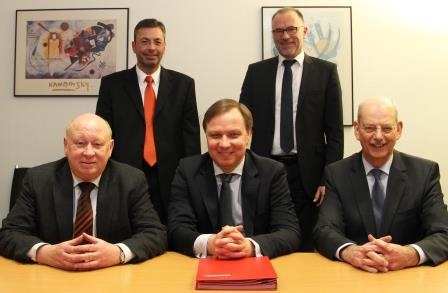 Bei der Vertragsunterzeichnung (v.l.n.r.): Wolfgang Schuster, PD Dr. Erich...