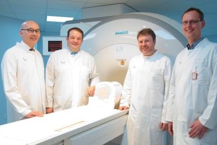 Vereintes Fachwissen am neuen PET-MRT: Prof. Dr. Walter Heindel (l.) und ...