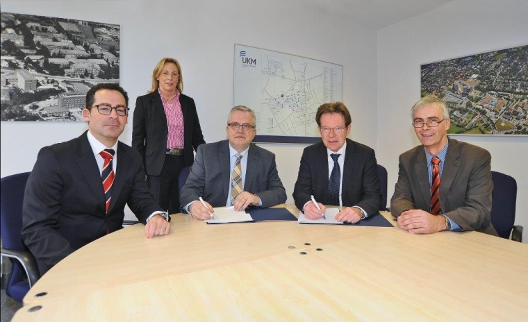 Prof. Dr. Norbert Roeder (2.v.r.) und Werner Kemper (3.v.l.) unterzeichnen im...