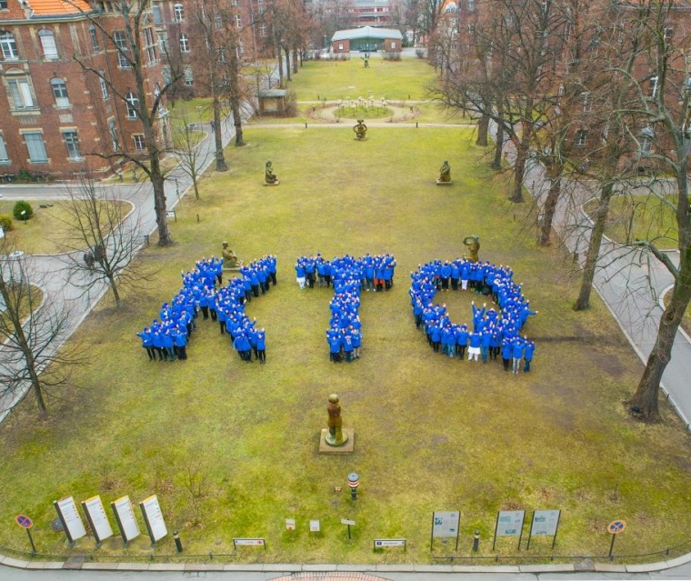 Mitarbeiter der DRK Kliniken Berlin formen nach der erfolgreichen...