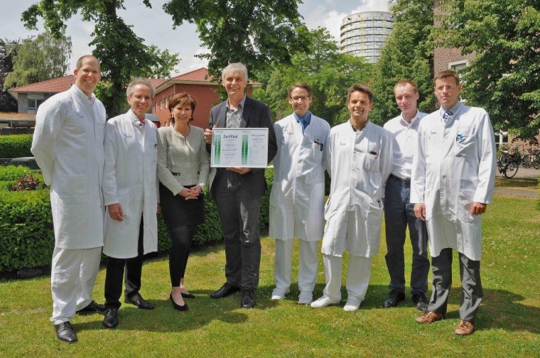 Gemeinsam für mehr Qualität: Prof. Dr. Jörg Haier (4.v.l.) mit Vertretern...