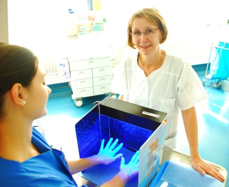 Hygienefachkräfte wie Schwester Annemarie Rudolph überwachen auch mit...