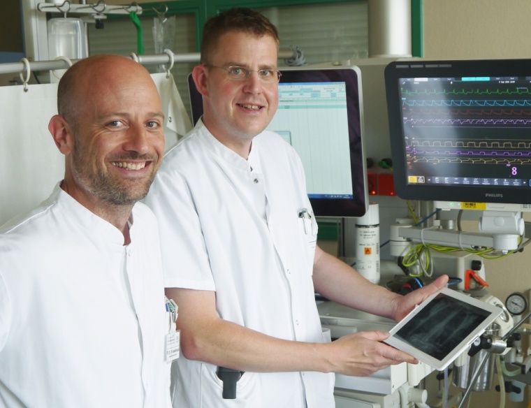 PD Dr. Ralf Michael Muellenbach (links) und Prof. Peter Kranke vom UKW sind...