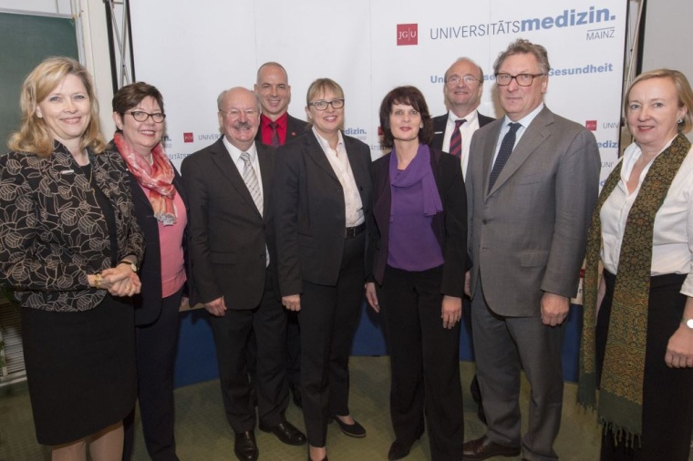 Dr. Elke Frank (5. v.l.) bei der Amtsübergabe zum Kaufmännischen Vorstand der...