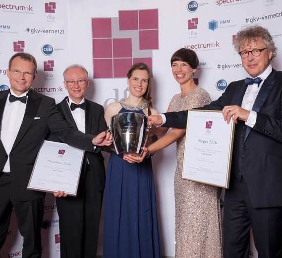 TK-Vorstandsvorsitzender Dr. Jens Baas (links) gratuliert Prof. Zernikow und...