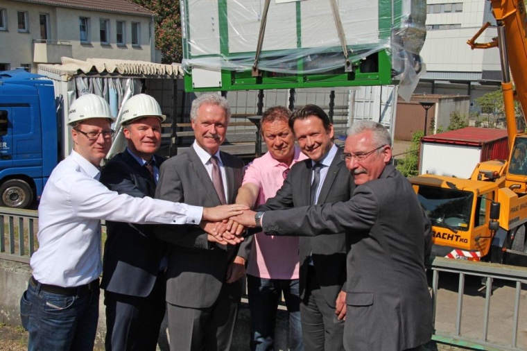 Geschäftsführer Heinz-Werner Bitter (3.v.l.) und Verwaltungsdirektor Werner...