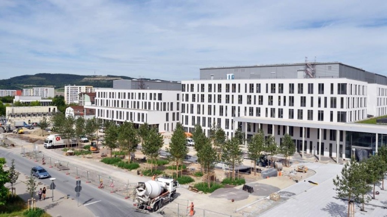 Blick auf die neue Frontseite des Universitätsklinikums Jena: Rechts...