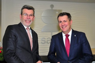 Professor Dr. Michael Philippi und Thomas Lemke bei der Stabübergabe Foto: Sana