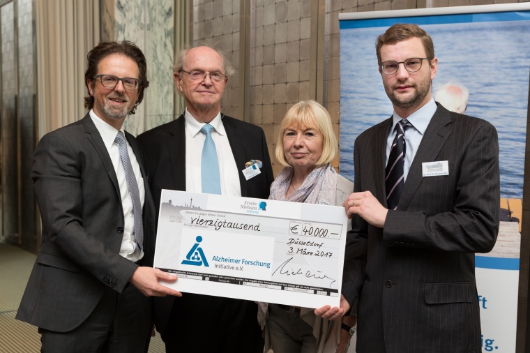 Scheckübergabe: Carl Michael Eichler, Erwin Niehaus, Dr. Ellen Wiese,...