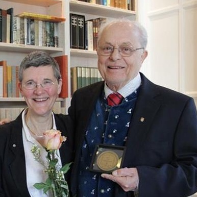 Prof. Heiko Braak und Dr. Dr. Kelly Del Tredici-Braak (v.r.) freuen sich über...