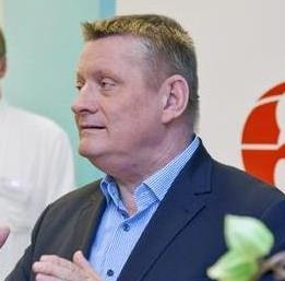 Der Minister spricht vor dem Ärzteteam des Innovationsprojektes NTx 360°....