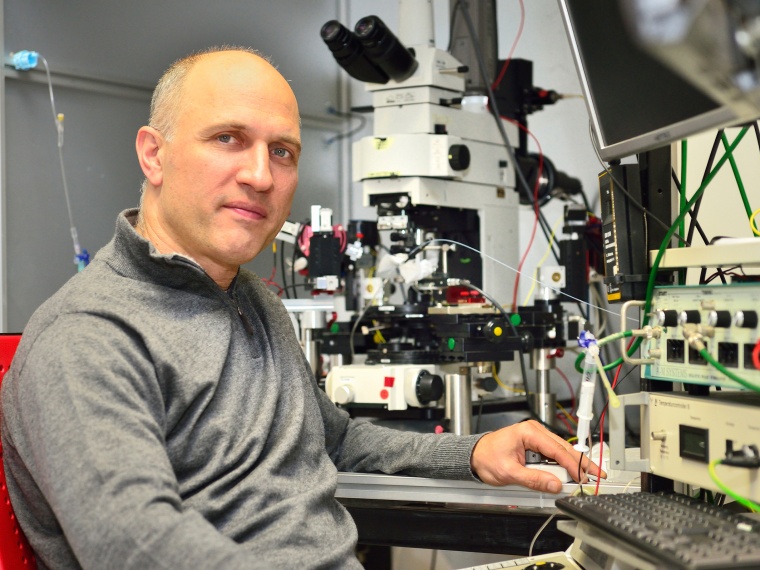 Prof. Dr. Heinz Beck, Universität Bonn, an einem Patch-Clamp-Messstand zur...