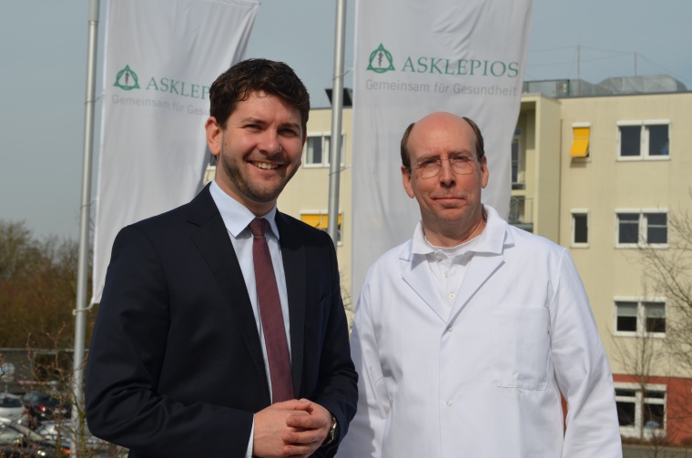 Jan Voigt (l), Geschäftsführer der Asklepios Klinik Langen und Dr. Dietrich...