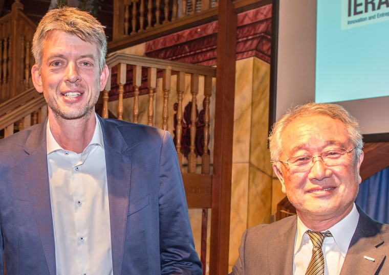 Michael Otto (l.), Vice President KUKA Medical Robotics, freut sich über die...