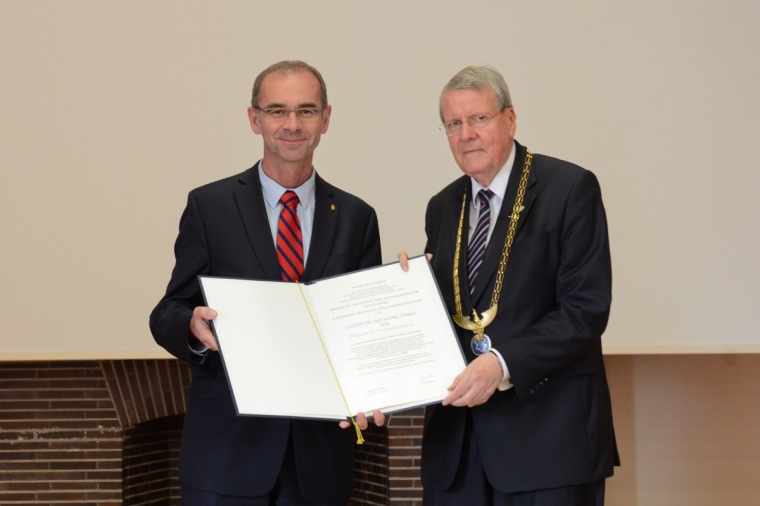 Der renommierte Brustkrebsforscher Professor Wolfgang Janni freut sich bei der...