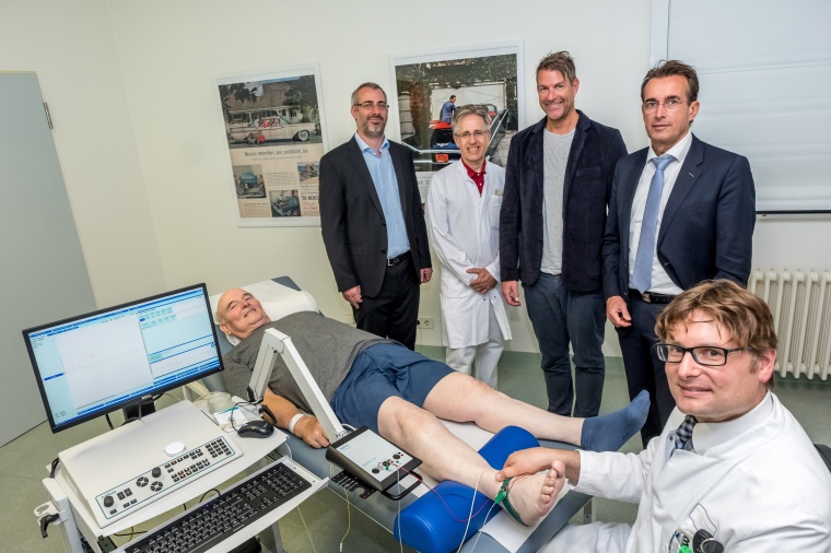 UKM-Oberarzt Prof. Dr. Thomas Duning (vorne) behandelt im Rahmen einer neuen...