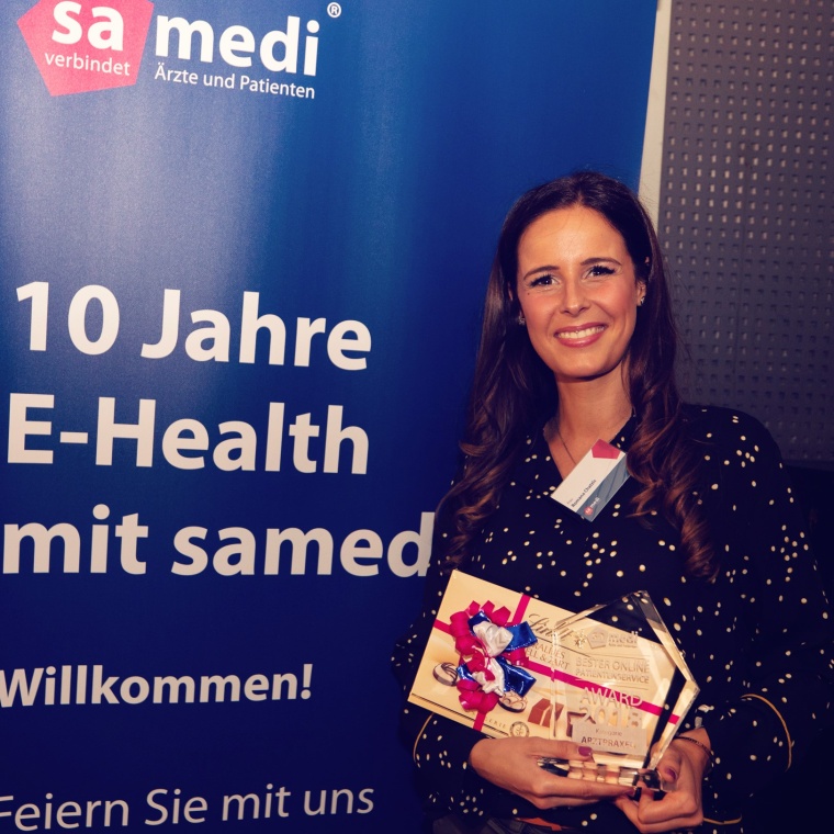 Romana Chatzis von Lanuwa Aesthetik mit ihrem samedi-Award „Bester...