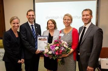 Preisträger Prof. Dr. Nils-Olaf Hübner (2.v.l.) und Dr. Kathleen Dittmann ...