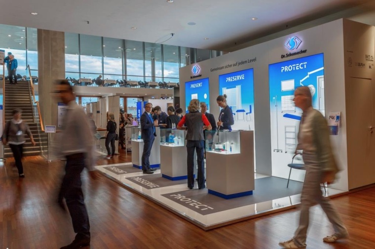 Kongressbesucher des BZH können sich am Messestand des Hauptsponsors Dr....