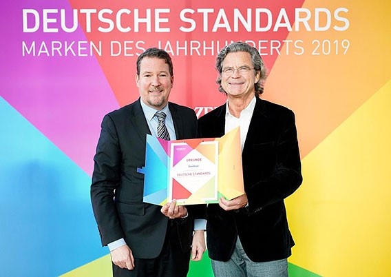 Für Hartmann nahm Dr. Ole Roßbach (l.), Senior Product Manager Hands and...