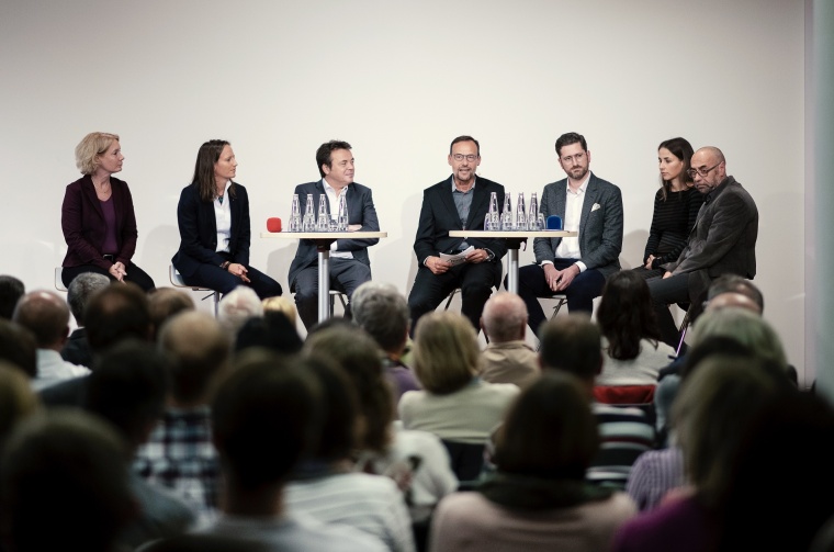 Die Teilnehmer der Podiumsdiskussion im Gespräch Foto: Roche