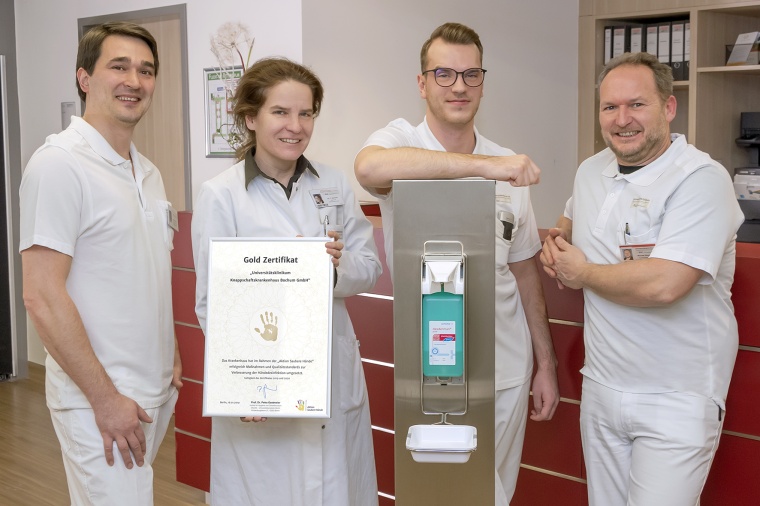 (v.l.): Martin Niebius (Hygienefachkraft), Dr. Christina Schulze (Oberärztin...