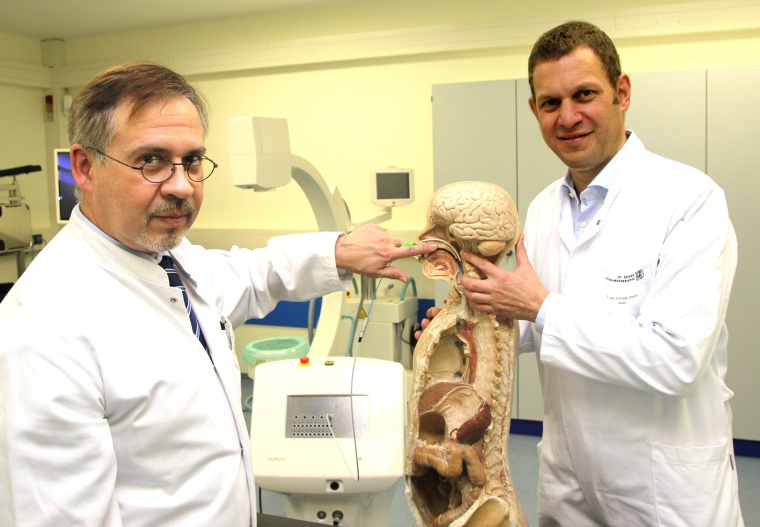 Dr. A. Liebmann (l.) und Dr. A. Boehm (r.) zeigen am Modell die...