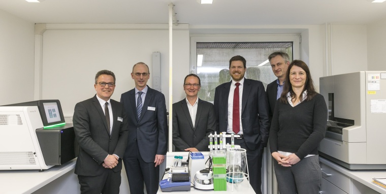 Über den modernen DNA-Sequenzierer freuen sich v.l.n.r. Dr. T. Bartkiewicz,...