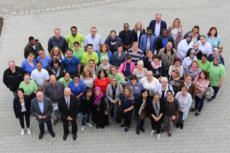 Zahlreiche Mitarbeiter der Reinigung feierten gemeinsam mit Landrat Wolfgang...