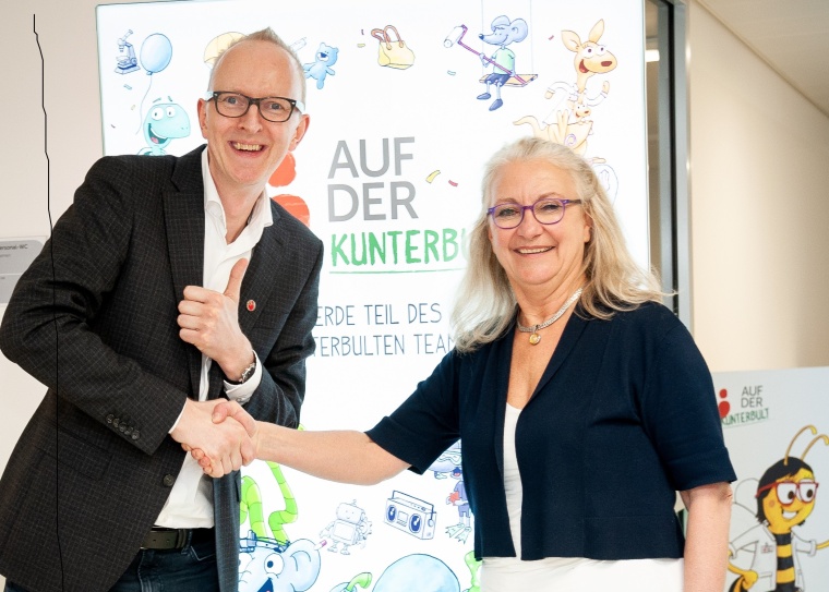 Dr. Jürgen Weidemann (l.) löst Dr. Gabriele Engelcke in der Kinderradiologie...