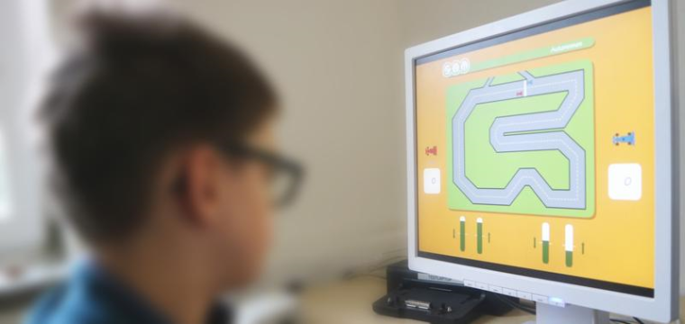 Neurofeedback: Ein Junge steuert mit der Kraft seiner Gedanken ein Rennauto...