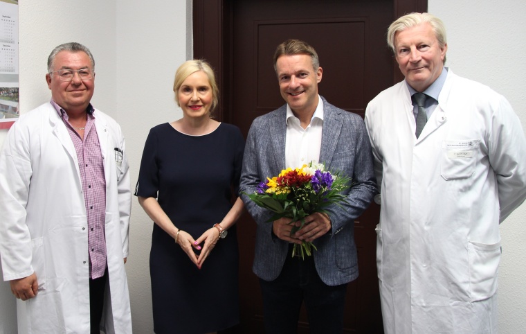 Leitender Chefarzt Prof. Amir Hamza (l.), Geschäftsführerin Dr. Iris Minde...