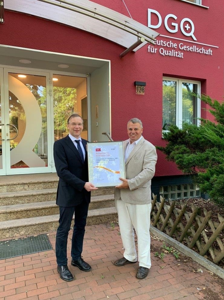 Übergabe der Urkunde „Recognized for Excellence – 4 Stars“ durch Kai-Uwe...