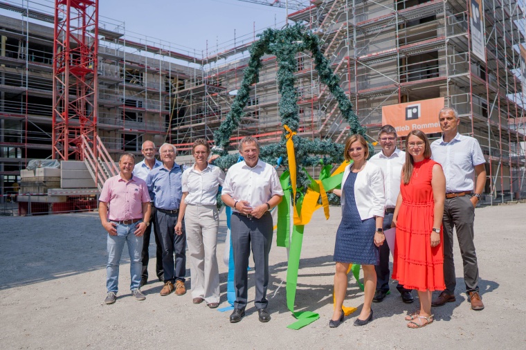 Am 25. Juli wurde der Richtkranz für den Klinikneubau in Gerlingen gehisst, in...