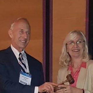 Christopher Goetz von der Rush University in Chicago gratuliert seiner...