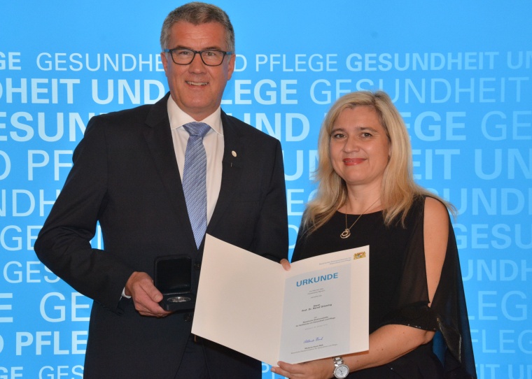 Prof. Dr. Bernd Griewing, Vorstand Medizin der Rhön-Klinikum AG und Melanie...