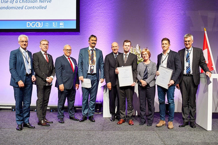 Pirv.-Doz. Dr. Jan Geßmann (2. v. r.) bei der Preisverleihung. Foto:...