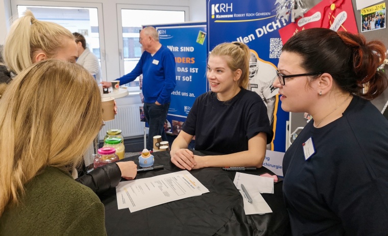 Auszubildende der KRH Akademie treffen auf Vertreter der einzelnen KRH...