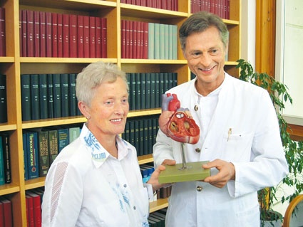 Prof. Dr. Joachim Schofer mit der Patienten, die einen Mitralklappenring...