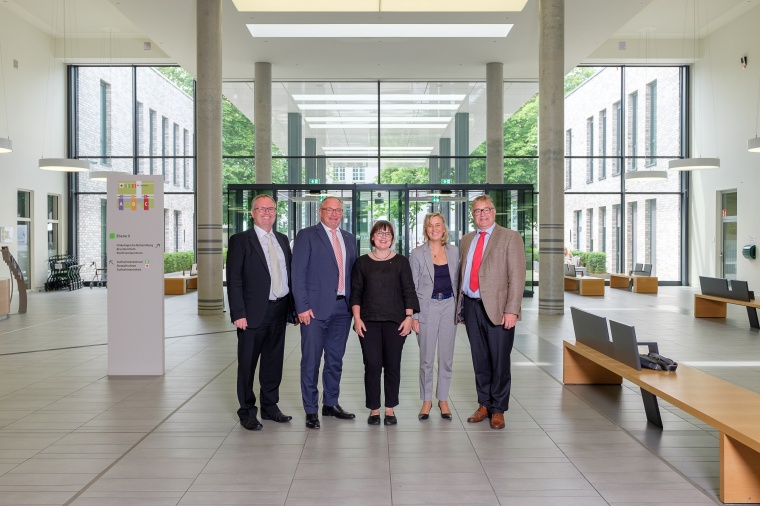 Freuen sich über das beste wirtschaftliche Ergebnis in der Geschichte des...