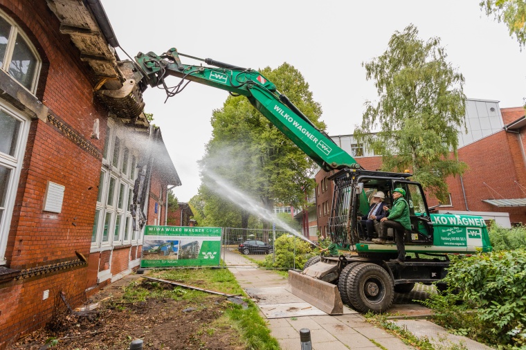 Mit einem symbolischen Baggereinsatz hat der Ärztliche Direktor und...