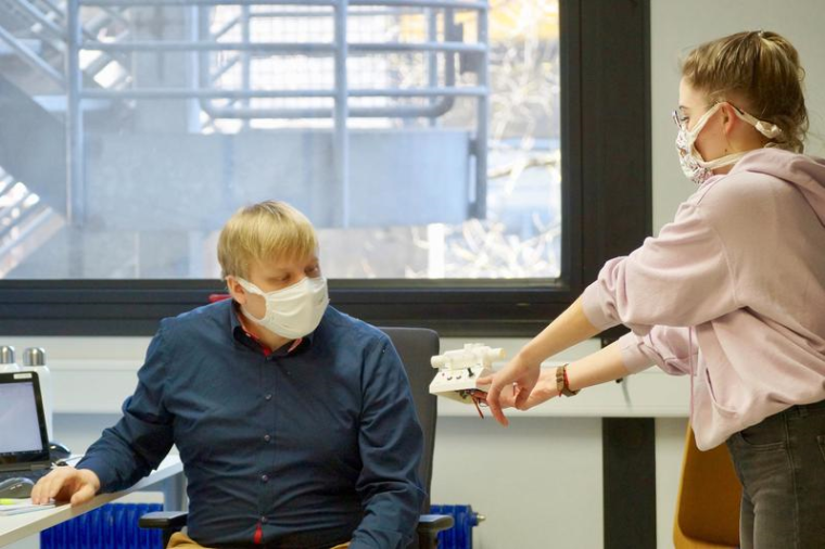 Dr. Bastian Leutenecker-Twelsiek und Caroline Sommer diskutieren die neuste...