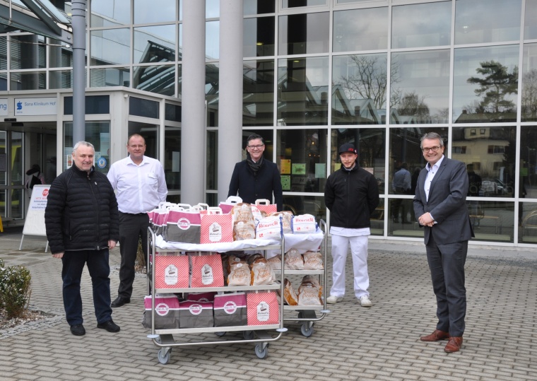 v.l.n.r. Übergabe des schmackhaften Dankeschöns: H. Friedrich, R. Treml, C....