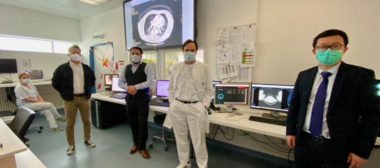 Im CT-Schaltraum in der Zentralen Notaufnahme am UKJ kommt KI zum Einsatz....