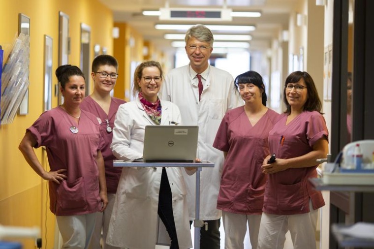 Priv.-Doz. Dr. Sabine Kayser (3.v.l.) leitet und koordiniert mit Klinikdirektor...