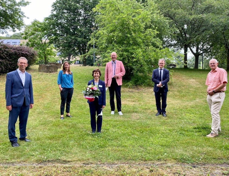 Blumenstrauß zur Begrüßung: Oberbürgermeister Klaus Mohrs (l.) heißt Prof....