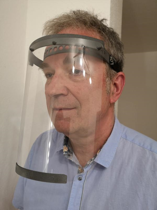 Prof. Bliedtner mit der Neuentwicklung. Foto: AG Bliedtner, EAH Jena