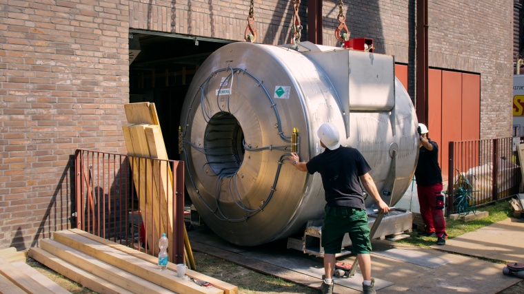 Das Runde muss durch das Eckige: Den Scanner ins Gebäude zu bringen, ist...